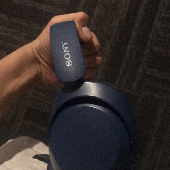 iPhone 7 with noise canceling headphones - Picture 6 of 6